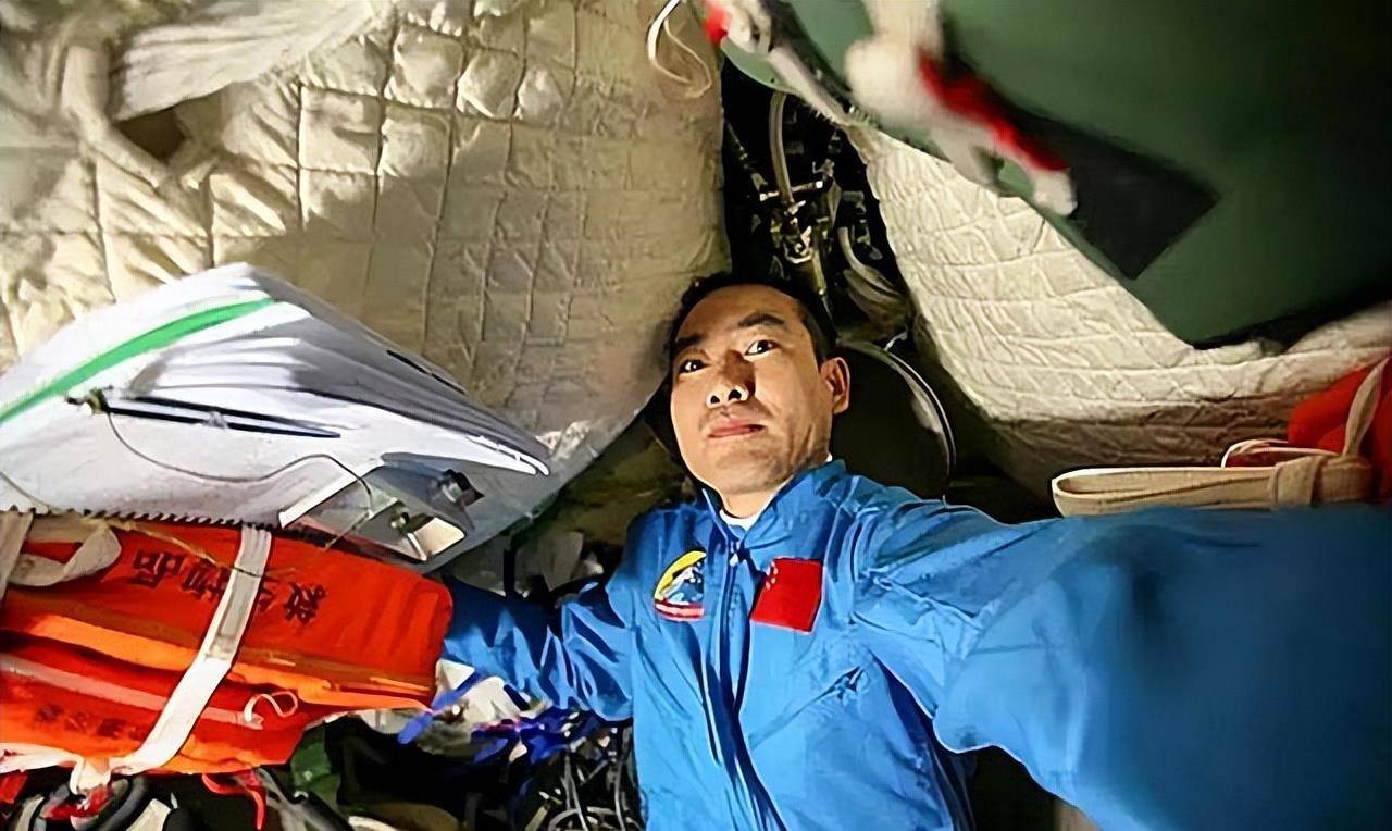 神州七号发射前一晚,翟志刚妻子整晚没合眼:两个星期瘦了6斤_丈夫