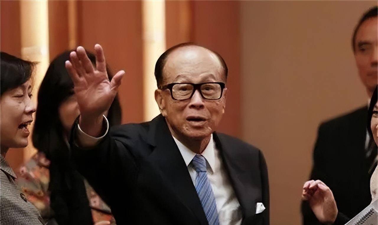 李泽楷曾差点败光李嘉诚家产,瞒着李嘉诚,偷偷从银行拿千亿贷款_父亲