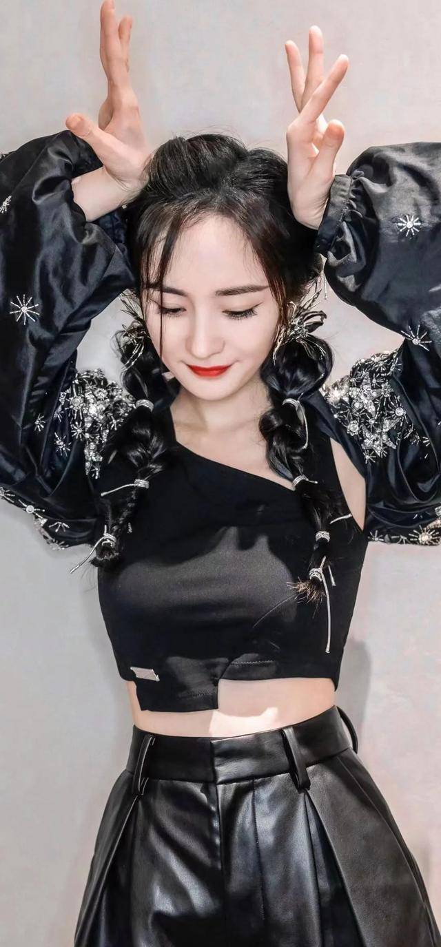 杨幂身穿黑色制服,表情可爱迷人_造型_魅力_时尚