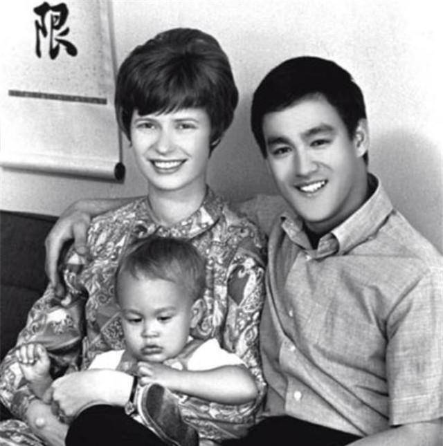 李小龙死后,琳达被"假记者"骗婚,目的:想挖掘李小龙独家新闻_埃莫瑞