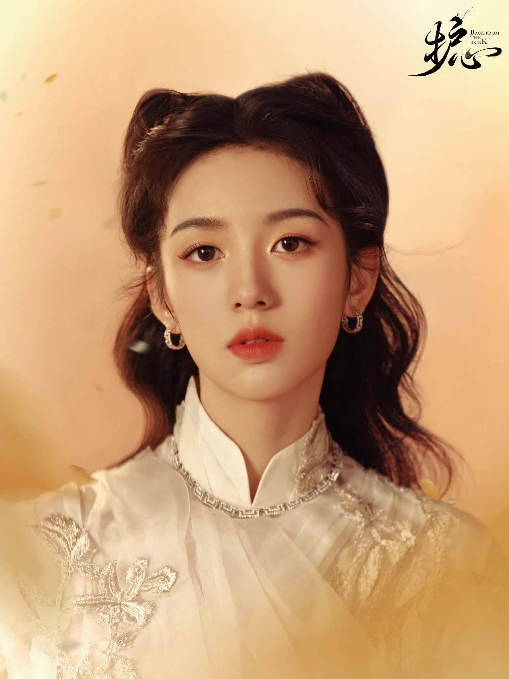 情人节大片:李一桐穿时尚时尚撩人 周也香肩半露 雪肤玉美又纯又欲