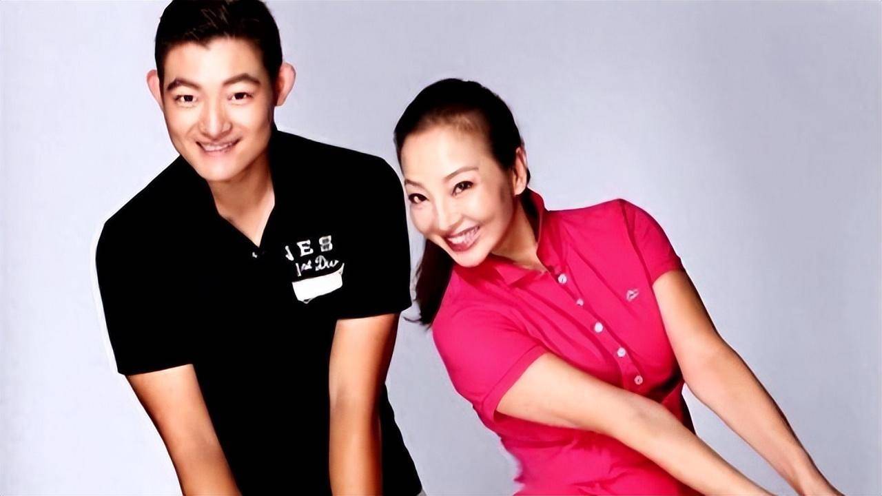 刘先生比马羚大一些,是一位经商的男士.