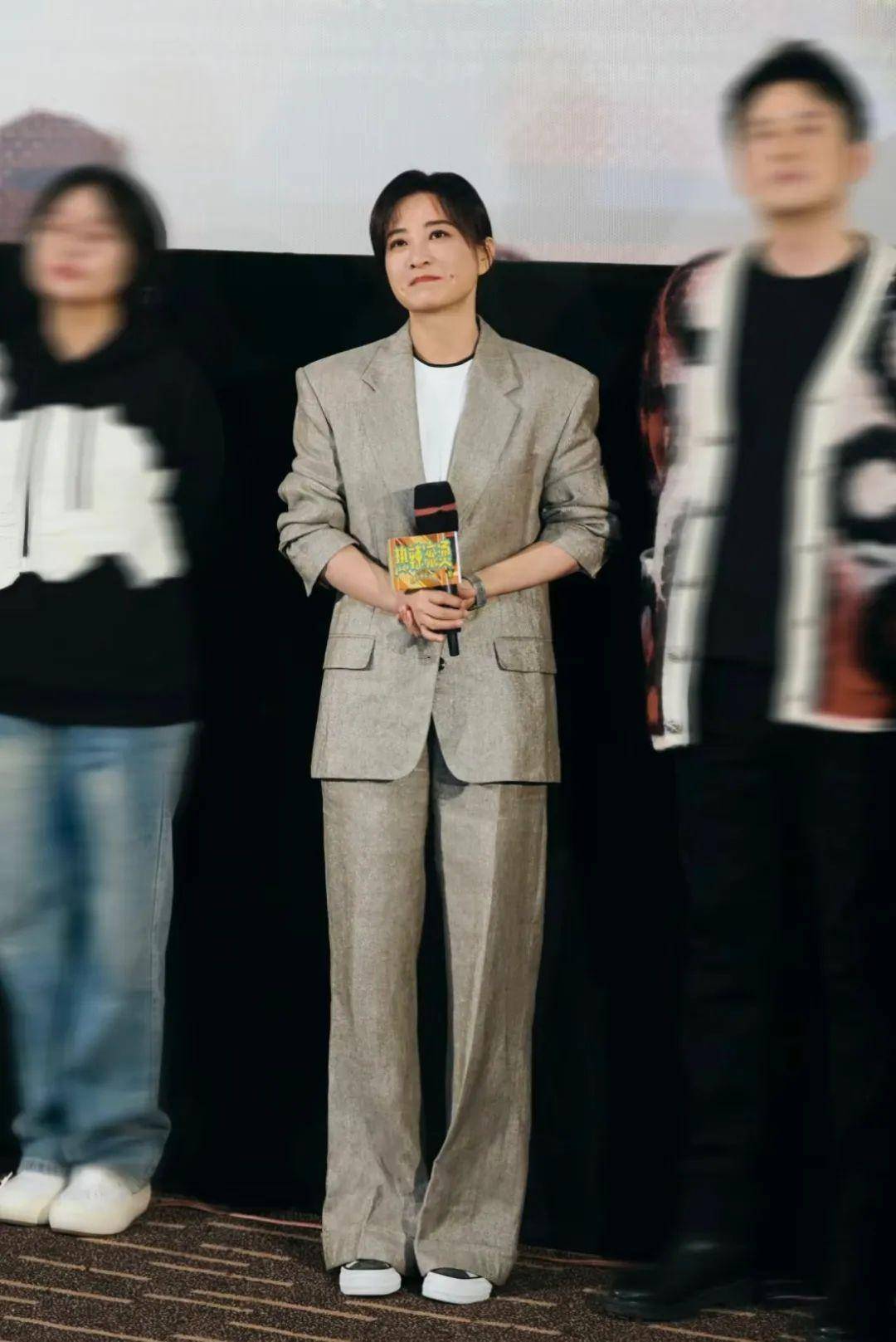 原创穿顶级名奢戴母亲的百元遗物贾玲的野心藏在她的穿衣之道里