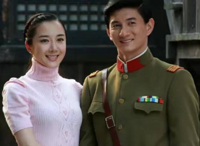 曝36岁女星混乱爱情,与w女星老公亲密照曝光,还涉及多位富二代_贾青