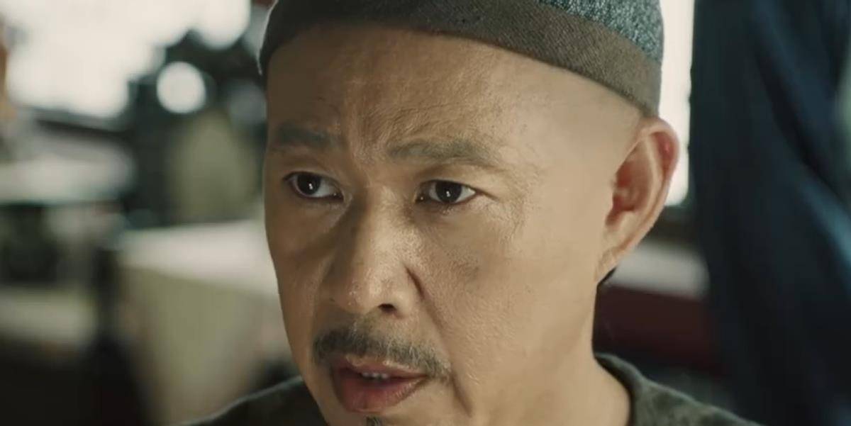 不愧是国家一级演员,仅一个镜头就把为国献身的小人物形象立住了