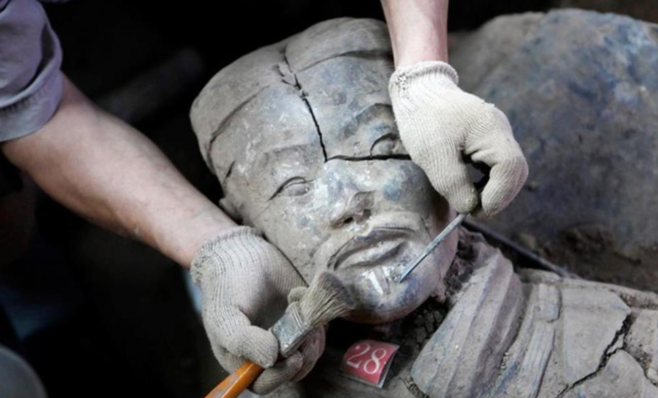 兵马俑是"活人"烧制?1974年陕西一尊兵马俑开裂,真相水落石出