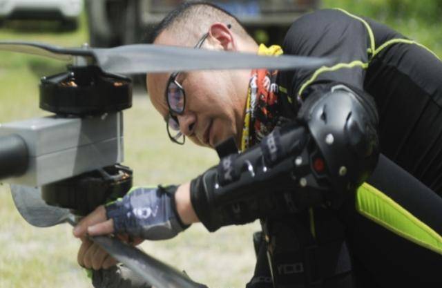 湖南大叔公司倒闭,卖房还债,试飞1564次,终发明"飞行摩托"_赵德力