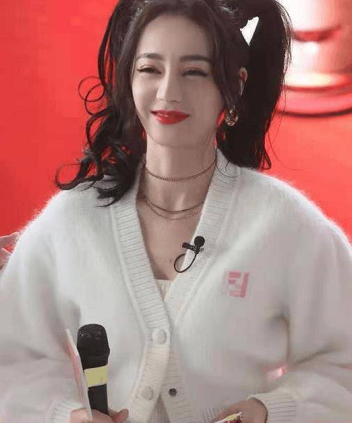 扎双马尾不玩性感扮可爱,跟王源同框像同龄人_休闲_时尚_白色