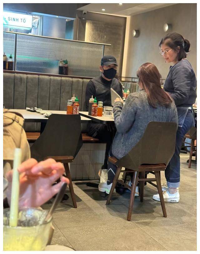 周润发吃饭被偶遇,热情与粉丝互动,超感动!_生活_态度_明星