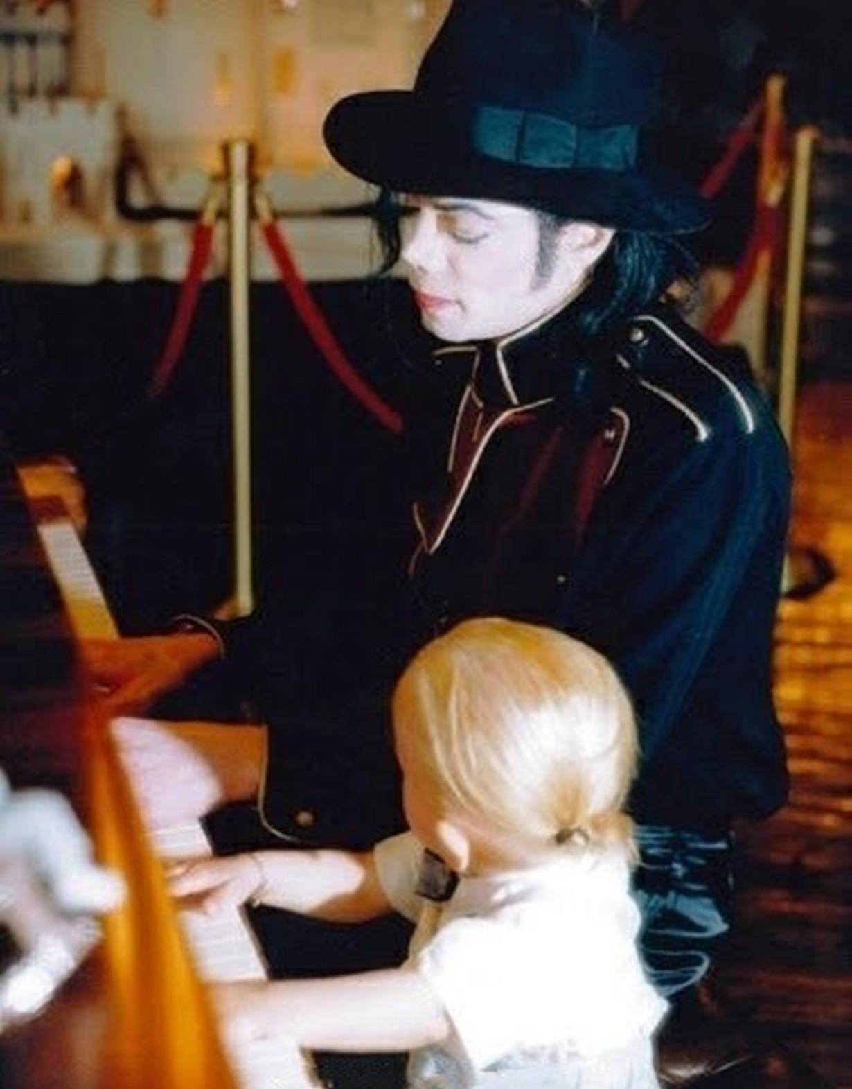 颠覆想象的照片:赫本打雪仗,苏军把德军栽路边,贵妇用脚弹钢琴_张学良