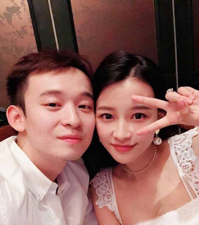 董子健孙怡春节轮流带娃,大福和爸爸看演出超开心,侧颜像极妈妈_家庭