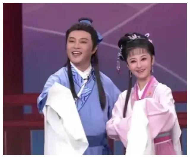 沙溢元宵妆容惊艳，何炅送撒贝宁特产，琵琶行小品笑料无限。-沙溢综艺节目有哪些2021