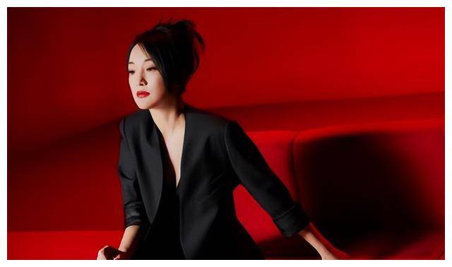 周迅穿黑色西装惊艳亮相侧脸轮廓立体皮肤细腻发光