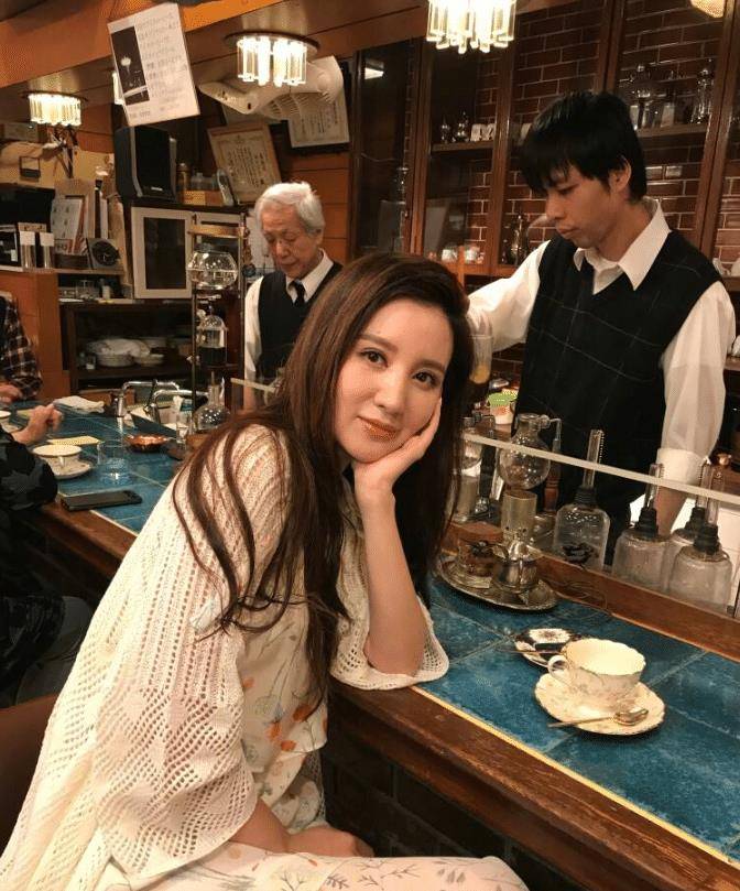 胡歌都曾为之倾心,今却走向幕后转为制片人_明星_张萌_网友