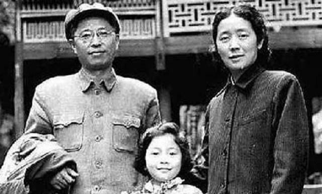 父亲老舍自尽,他在公园陪遗体坐了一天,此后一生夹着尾巴做人_舒乙