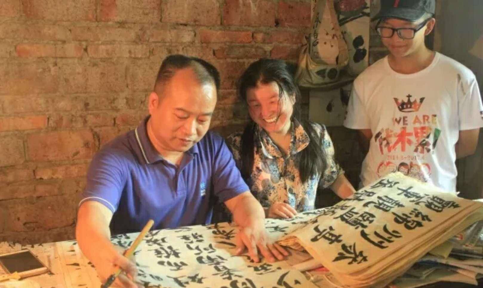 曹隽平看过李艳红的字后觉得她虽然在用笔上有些生疏,笔锋也有些僵硬