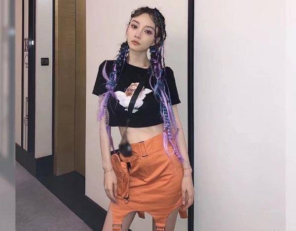 原创李小璐扎脏辫拍写真穿着简单秀火辣身材嘻哈范十足