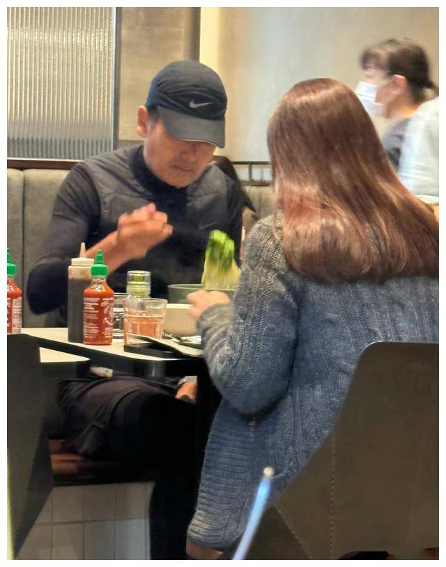 周润发吃饭被粉丝偶遇,主动让出c位合影,超感动!_生活_健身_明星