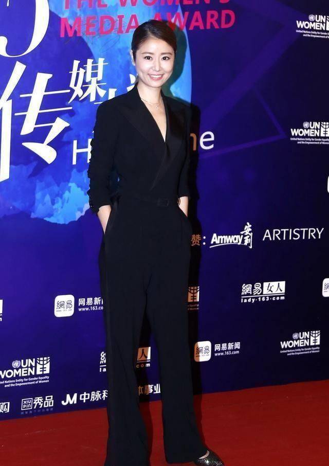 原创林心如穿紧身裙现身活动身材圆润全程拿手遮腹脸还出汗出油