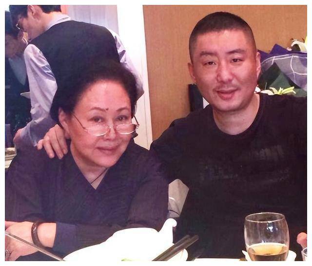 高娃近况:瑞士老公已去世,她垂垂老矣,回到国内生活_陈亮声_孙天相