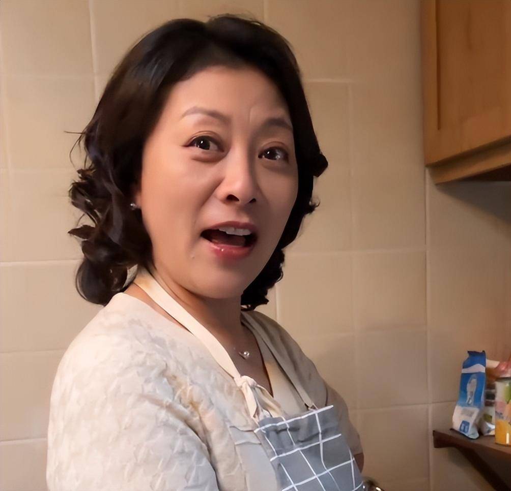 23岁获影后,巅峰时结婚又离婚,女儿曾被张嘉译热捧是她的骄傲_岳红