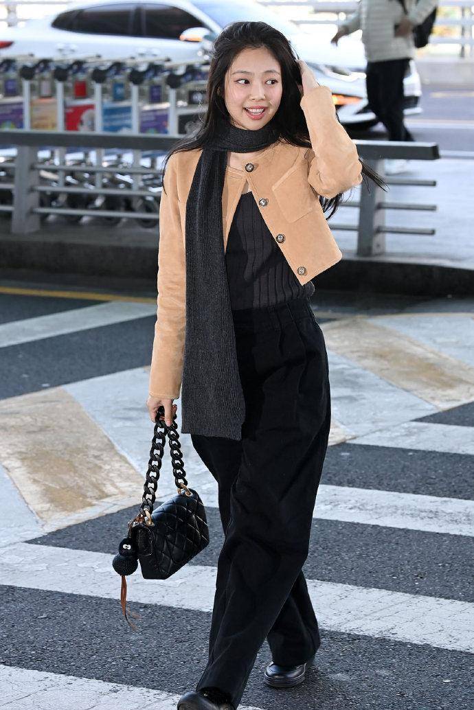 jennie穿香奈儿外套搭黑色围巾黑色阔腿裤,笑容灿烂软萌又有稚气_感觉