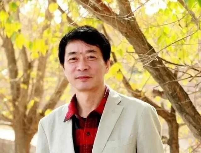 他是中国江南诗的代表人物,诗艺高超,评李浔诗歌《和草在一起》_自然