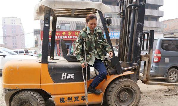 独腿女孩罗雨,当电焊工走红网络后,被300名男子表白,后来怎样_生活