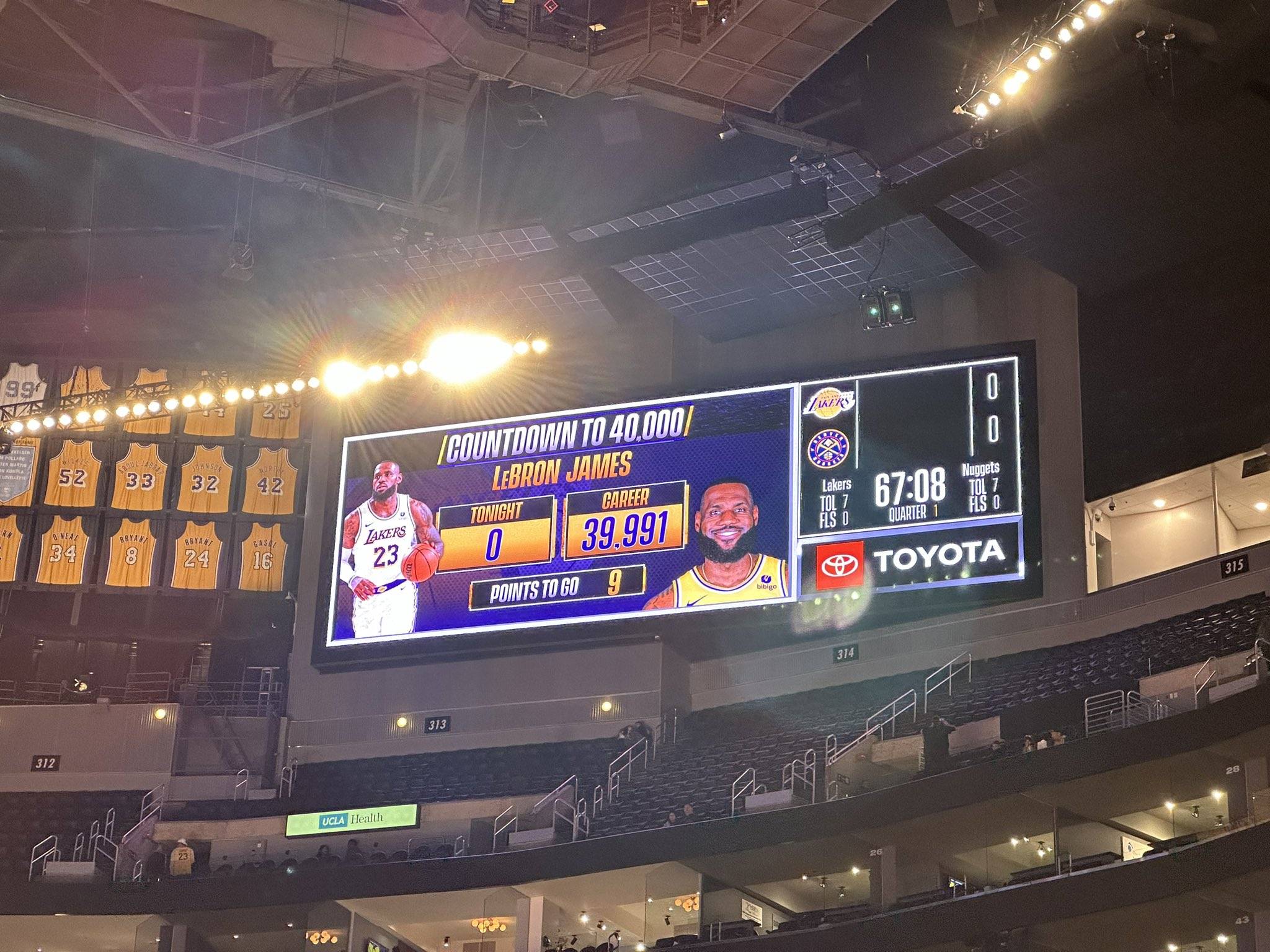 詹姆斯正式达成40000分对阵掘金赛前,詹姆斯总得分为39991分,距离