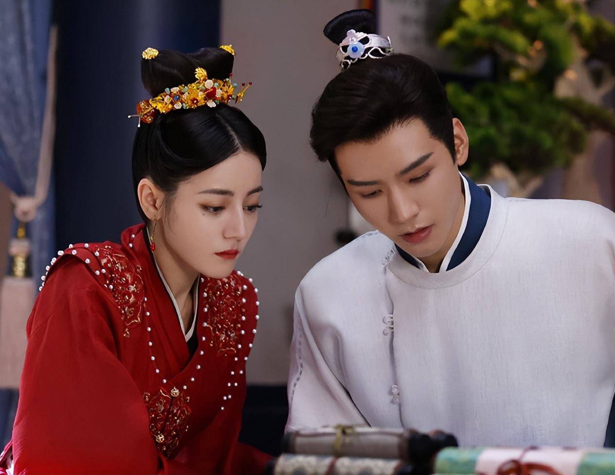 播4集拿下榜单第一,剧情过瘾笑出腹肌,张若昀选对剧本抽中王炸_帅家默