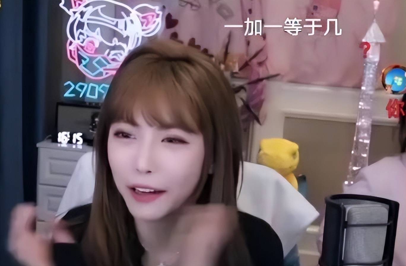 周淑怡带小表妹直播遭网友劝导:以后离表妹远一点_姐姐_表姐_小孩
