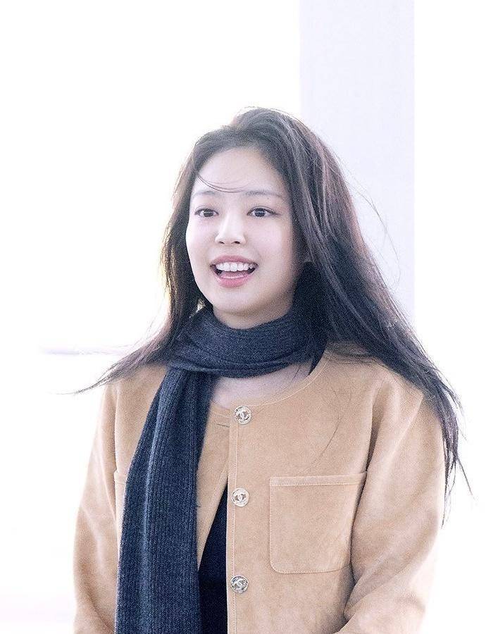 jennie穿香奈儿外套搭黑色围巾黑色阔腿裤,笑容灿烂软萌又有稚气_感觉