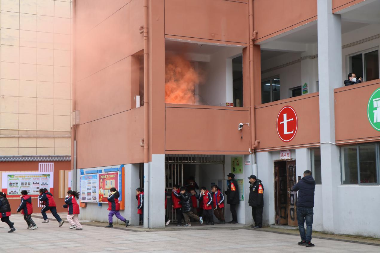 原创历时3分18秒南昌县莲塘第一小学开展消防安全应急疏散演练
