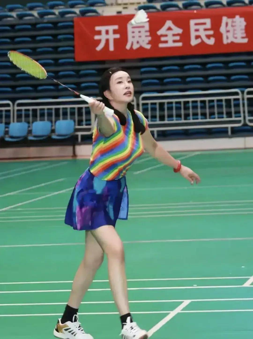 70岁刘晓庆最新近况曝光,面部僵硬做表情困难,医美后遗症太明显_少女