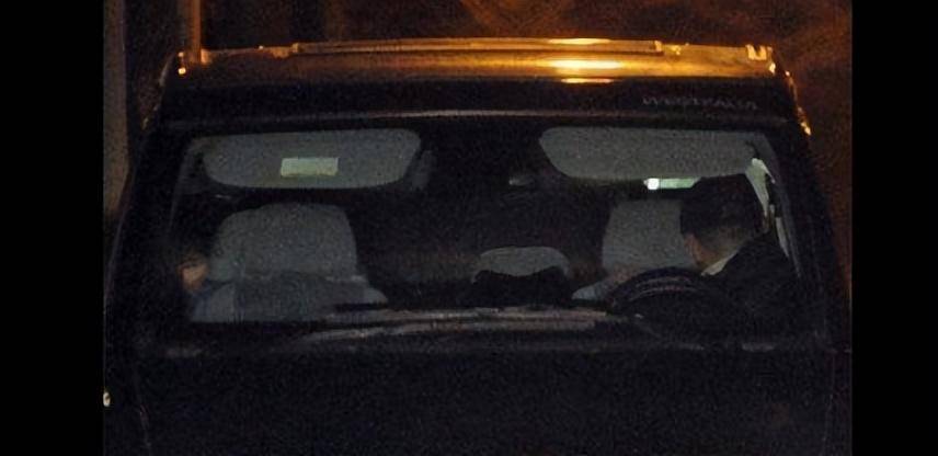 当日,顾长卫与妻女泡完温泉后,兵分二路,接了一位神秘女子上车,并辗转