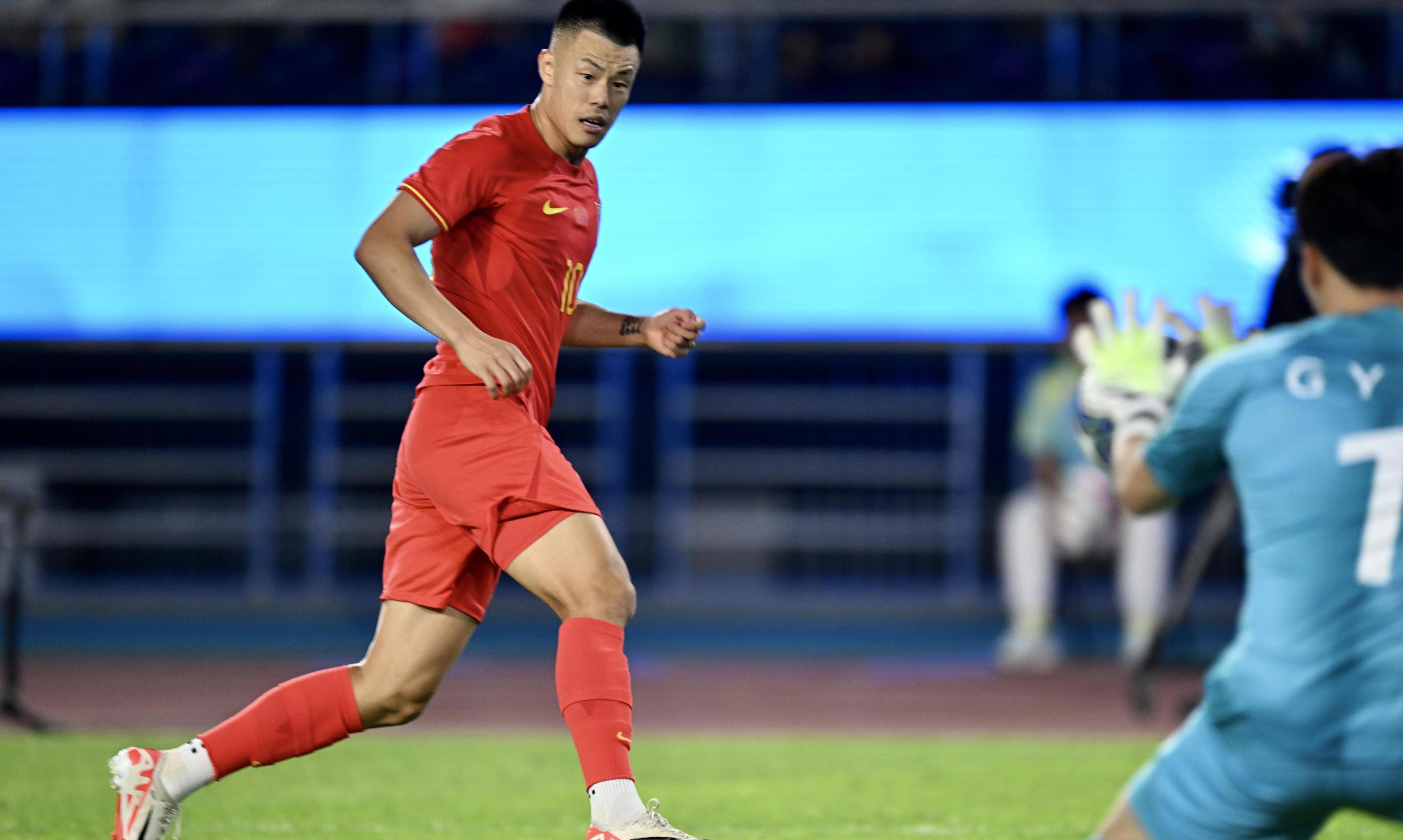 国足前锋在外战中隐身,回到俱乐部却爆发了. 其中三人单场打入4球.