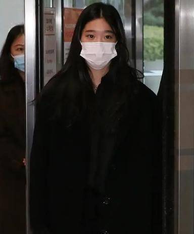 穿西装戴手铐表情真淡定,李富真比他强多了_黑色_李在镕_造型