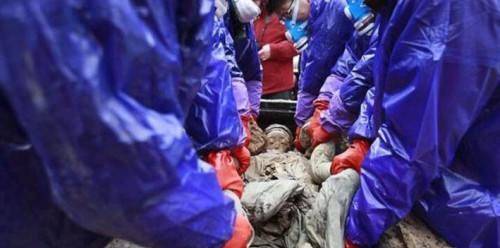 原创考古挖出巨大红棺棺内一具女尸专家掀开衣服后吓坏了