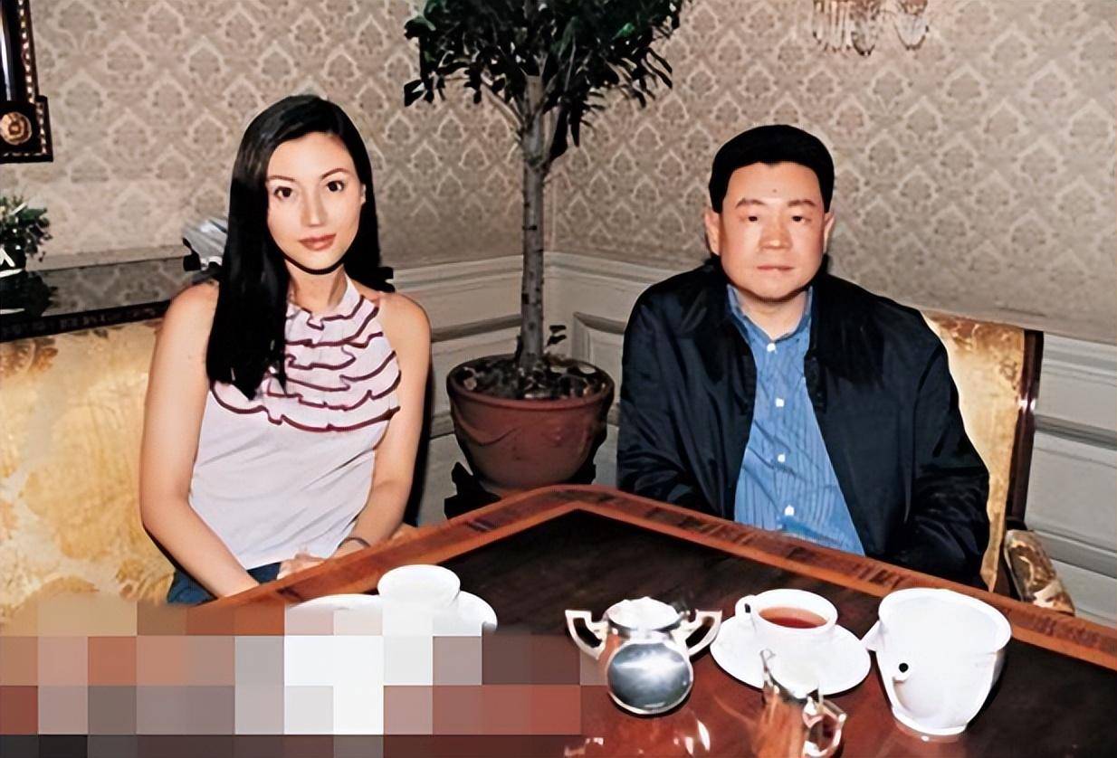 原创54岁李嘉欣62岁许晋亨情人节滑雪秀恩爱冻够呛一身行头七位数