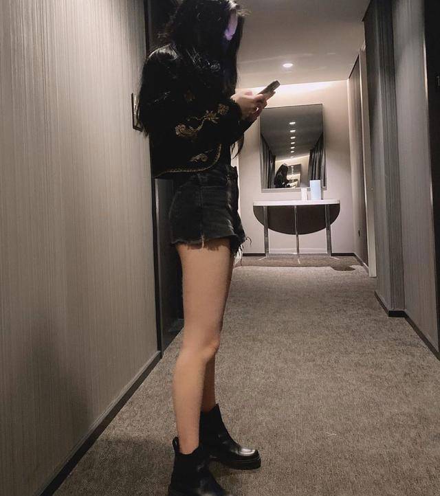 照片中,法图麦身着刺绣黑色天鹅绒飞行员夹克,显得精致.