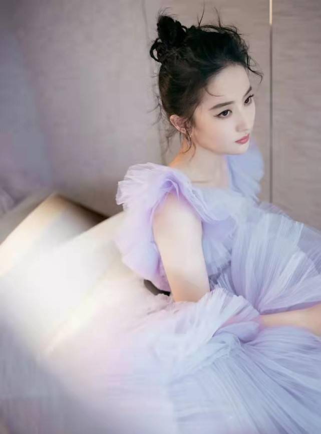 原创刘亦菲被lv宠成公主新大片穿背心嫩成18岁少女身材瘦出排骨胸