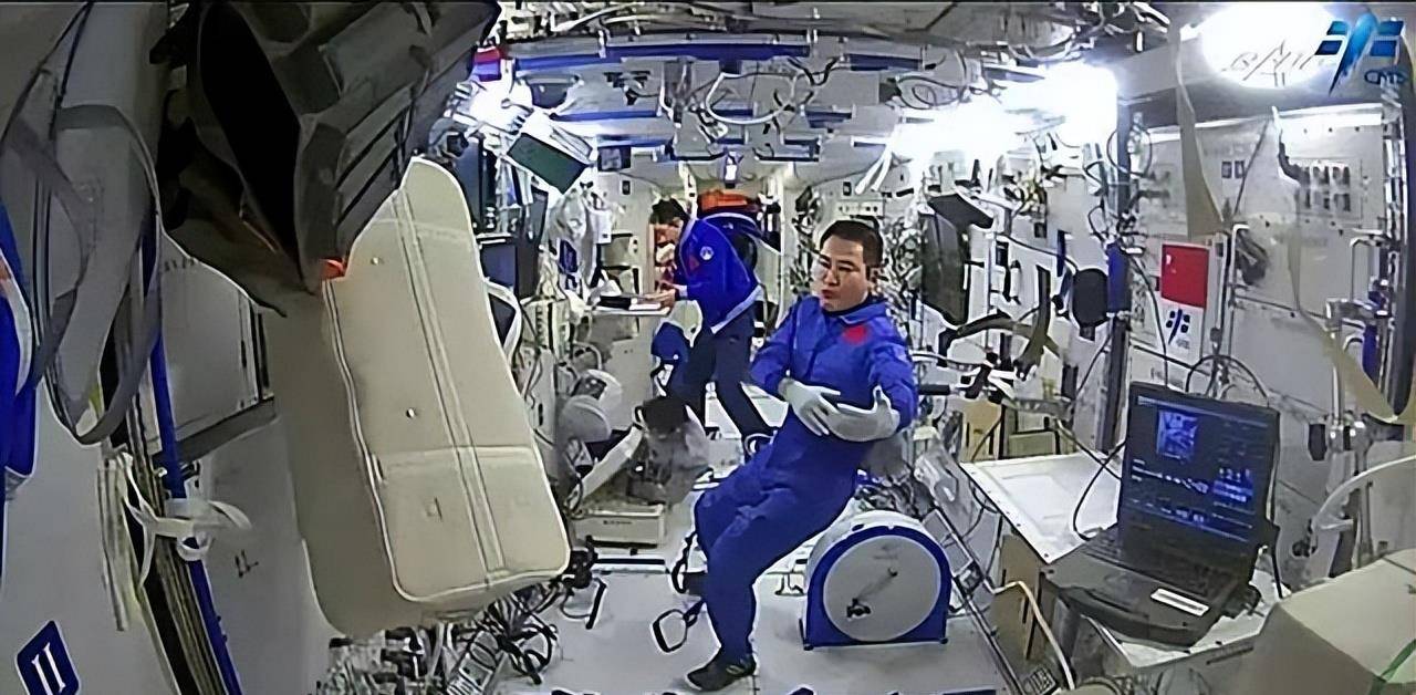 神州七号发射前一晚,翟志刚妻子整晚没合眼:两个