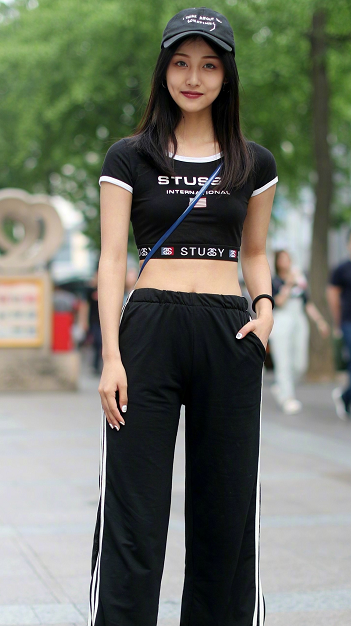 只有信心十足的女人,才敢把露脐装穿上街头_美女_姐姐_运动