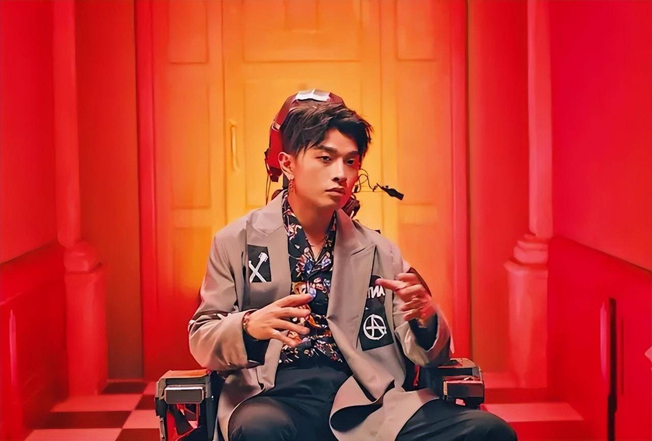 满舒克被曝滥交,多位女性感染hpv,认错积极不负责_公众_行为_事件