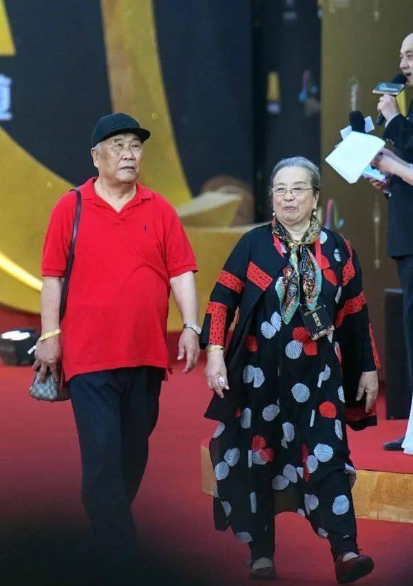 原创李明启白发苍苍参加会议83岁这状态还很好而且素颜看着舒服