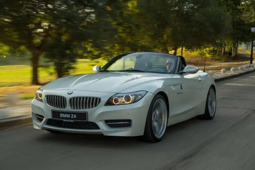 后期款搭载著名的n52直六引擎,而z4的m车型则搭载e46 m3上那款s54b32