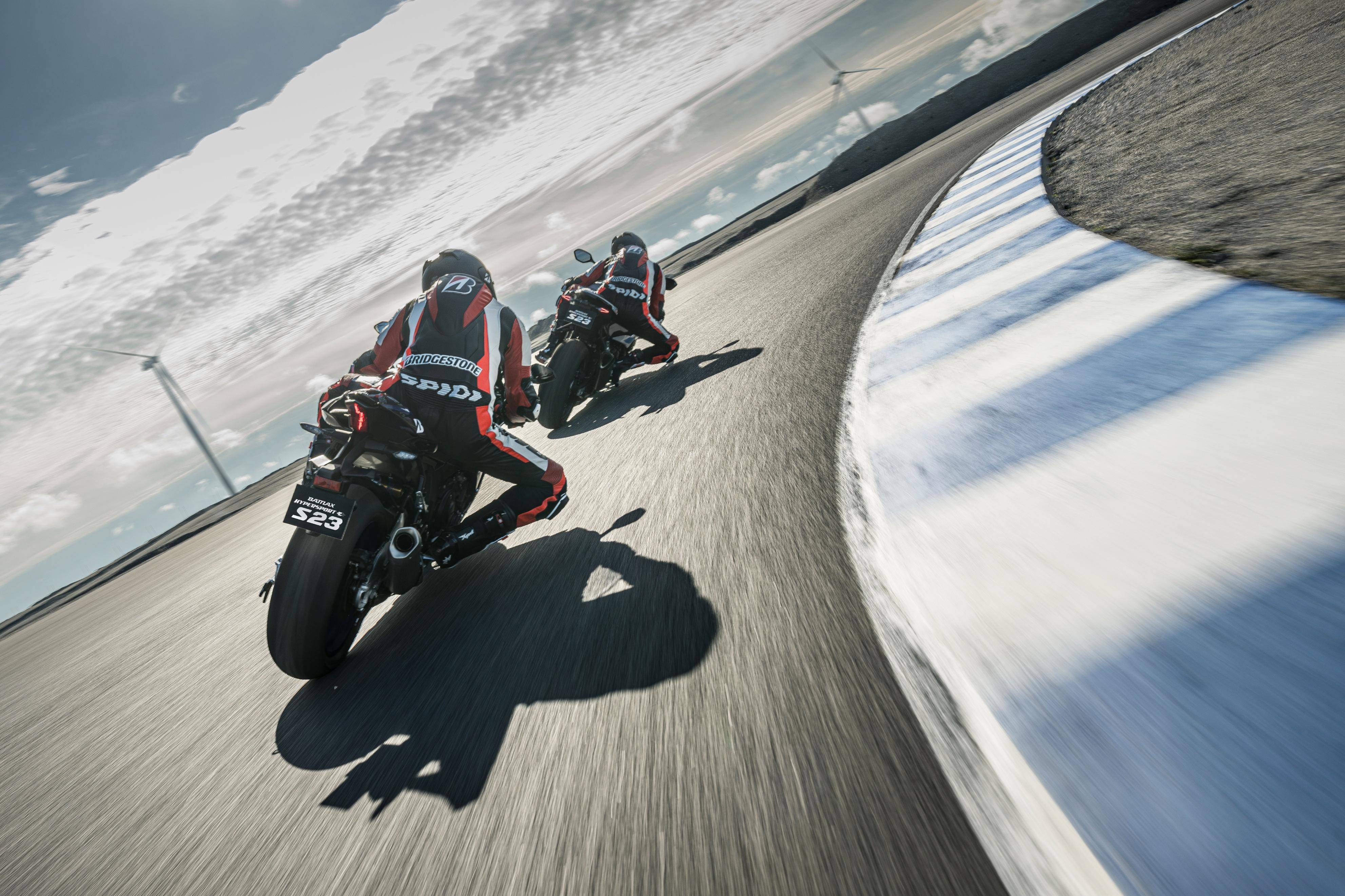 普利司通推出新一代摩托车高性能公路跑车胎battlax hypersport s23