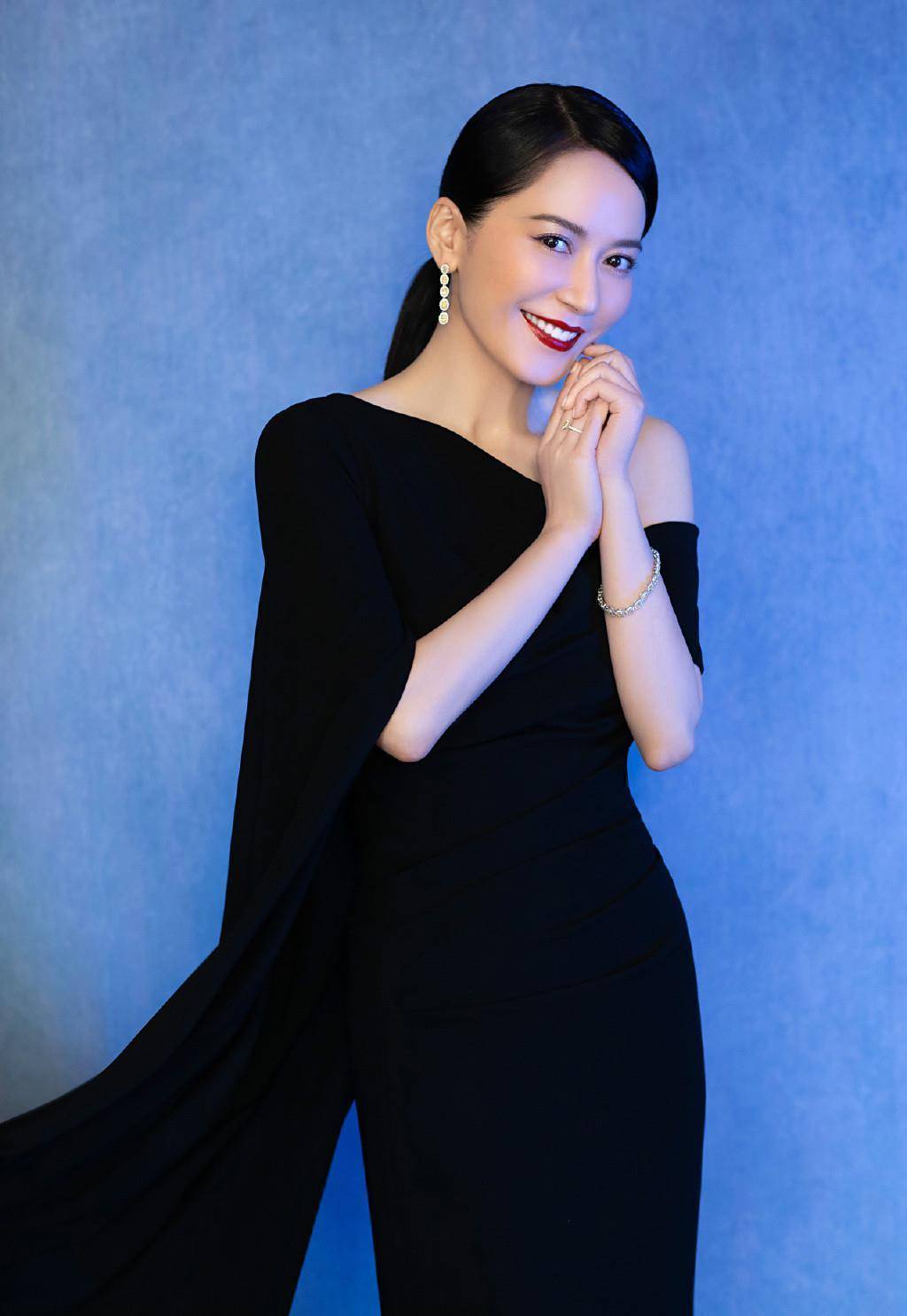 49岁俞飞鸿逆生长,穿露肩裙气质惊艳!