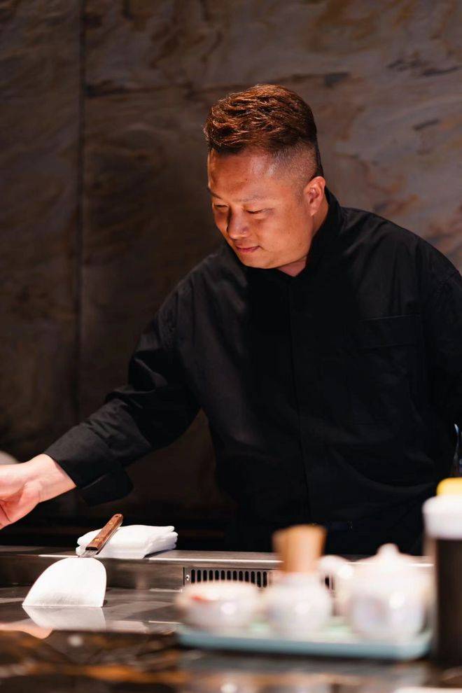 1993年-2003年间,任职于香港名人饭堂之称的"松菱日本料理",凭借过人