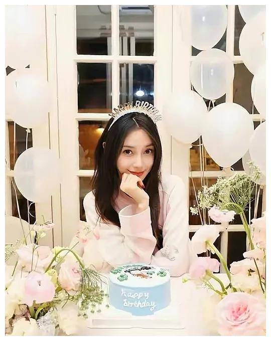 杨颖35岁生日全家福曝光罕见露面小海绵正面曝光神似父母
